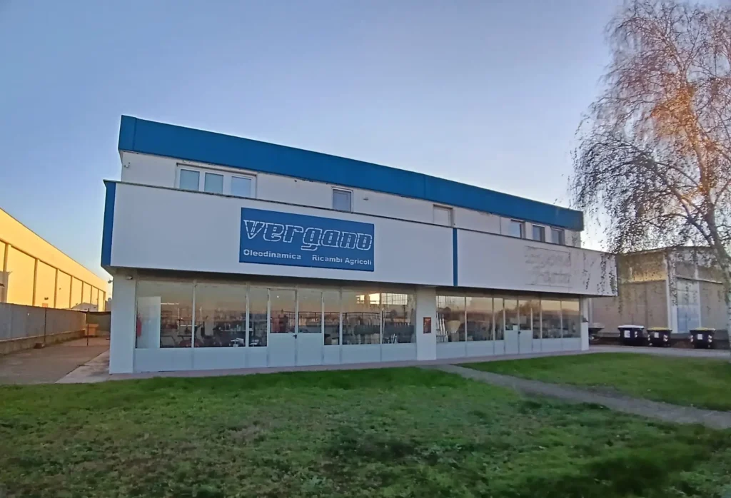 Alberto vergano casale monferrato, capannone esterno